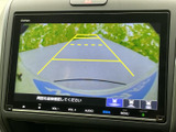 後方の様子と進路の目安が画面に表示され、駐車時の周囲確認をサポートします。車庫入れや狭い場所での切り返しなど、日常の駐車に便利な装備です。