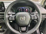 手元には走行を支える各種スイッチがまとまり、運転中も視線を大きく移さずに確認しやすい配置です。メーターとの位置関係も自然で、日常使いに便利です。