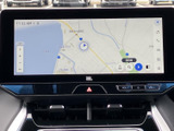 地図が大きく表示され、現在地や周辺の道路を確認しやすい画面です。目的地設定などの操作にもつなげやすく、初めて訪れる場所への移動や日々のルート確認をサポートしてくれます。