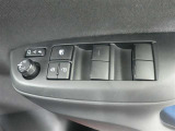 運転席のパワーウインドスイッチで全席窓の開閉・ロック操作ができます。