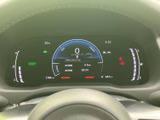 必要な走行情報や警告表示がひと目で確認しやすく、運転前や走行中の状態把握に役立ちます。表示がまとまった画面で、日々の運転をサポートするメーター廻りです。