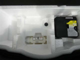 パンク修理剤とエアーポンプのセットです。スペアタイヤは装備していませんが空いたスペースを小物入れとして使用できます