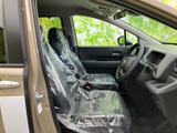 前席は前方の視界が広く、運転席まわりも見渡しやすいレイアウトです。シートの形状や足元の空間も確認でき、乗り込んだ際の使い勝手をイメージできます。