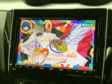 テレビ番組を画面で視聴できる装備です。停車中の待ち時間に映像を楽しめるため、外出先での休憩時間にも活用できます。視聴時は安全な場所に停車してご利用ください。