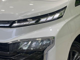 【LEDヘッドライト】悪天候や夜間走行時も良好な視界を確保し安心して運転できる高輝度LEDヘッドライトを装備!点灯速度が早く、消費電力も抑えられています。