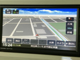 鮮明な画面で、目的地までの道順をわかりやすく表示。スムーズなカーナビゲーションで、快適なドライブをサポートします。高精細な地図データが魅力です。