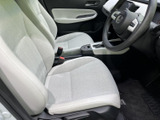 明るい色合いのシートとすっきりした運転席まわりで、乗り込んだ際にも開放感があります。前席はゆったり腰掛けやすい形状で、日々の通勤や長めのお出かけにも心地よくお使いいただけます。