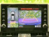 後方映像と車両周辺の表示を画面で確認でき、駐車時の後退操作をサポートします。ガイドラインも表示されるため、周囲の状況を目で確かめながら車庫入れできます。
