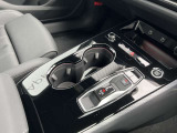 Audiのシフトレバーは、その車のトランスミッションに合わせて異なるデザインと機能を持っており、運転の楽しさと快適さを追求しています。