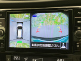 後方の映像に加えて車両周囲を確認する表示も備わり、駐車時の周囲確認をサポートします。画面上の目安と映像を参考にしながら、周辺の安全を確かめて操作いただけます。