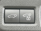 【パワーバックドア】スマートキーや運転席のボタンを押すだけでリアゲートが自動で開閉します!荷物を持っている時や、高い位置にあるバックドアを閉める際に便利な機能です♪