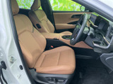 明るい色合いのシートが広がり、運転席と助手席それぞれにゆったりとした印象を与えます。前席からは前方や周囲を見渡しやすく、乗り降りの際も座席まわりの様子を確かめやすい空間です。