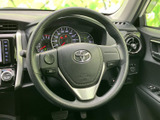 握りやすい形状のステアリングにスイッチ類を備え、運転姿勢を保ちながら各種機能へアクセスしやすい仕様です。前方を見ながら手元の操作を行いやすく、日常の運転をサポートします。
