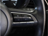 【マツダ・レーダー・クルーズ・コントロール】センサーが前方車を検知し、運転者がアクセルペダルやブレーキペダルを踏まなくても、設定した速度での走行や、前方車との車間距離を一定に保つ追従走行ができます。