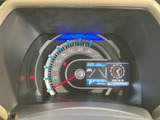 速度計を中心に情報表示部がまとまり、運転中も必要な情報を確認しやすい配置です。表示画面には時刻や外気温、シフト位置などが示され、日々の運転をサポートしてくれます。