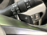 【パドルシフト】ハンドルから手を離さずに素早くシフトアップ&ダウンができるので、エンジンブレーキを使う下り坂や高速道路の合流で加速したい場面で役立ちます。