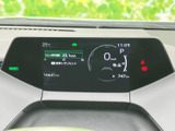 速度やシフト位置、航続可能距離などの情報がひと目で確認できる表示です。必要な情報を運転中にも把握しやすく、日々の運転をサポートする見やすい配置です。