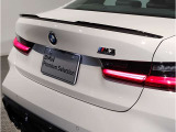 BMWのテールランプはプレスラインへと続く形状のため、統一感のある綺麗なラインを演出しております。