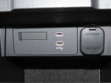【充電用ポート】2口装備。スマートフォンなどを2台同時に充電でき、移動中のバッテリー切れ対策に便利です。家族や友人とのお出かけ、長距離ドライブで活躍します。