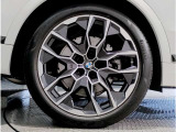 【BMWアロイホイル】軽量かつ強度に拘ったアロイホイル。走行性能ポテンシャルを引き出す設計。車の足元を引き締めてくれる大きなポイントはアロイホイルです。