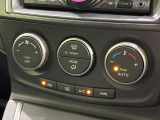 【オートエアコン】一度お好みの温度に設定すれば、車内の温度を検知し風量や温度を自動で調整。暑い&hellip;寒い&hellip;と何度もスイッチ操作をする必要はありません。快適な車内空間には必須の機能ですね♪