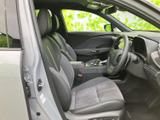 運転席まわりまで見通しやすく、シートには身体を預けやすい形状を採用。落ち着いた色合いの内装で、日々の移動もくつろいでお過ごしいただけます。