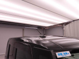 スタイリッシュなルーフアンテナを装備。ボディデザインに馴染むコンパクトな形状で、すっきりとした外観に仕上がっています。また、受信感度が良いのも特徴です。