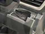 回転式カップホルダー(運転席)は角型パック,ペットボトルなどの丸型に対応。閉じればスマートフォン立てにも使用できます。