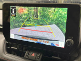 【バックカメラ】駐車時に後方がリアルタイム映像で確認できます。大型商業施設や立体駐車場での駐車時や、夜間のバック時に大活躍!運転スキルに関わらず、今や必須となった装備のひとつです!
