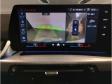 【全周囲カメラ】全周囲カメラ装備車両で御座いますので、狭い駐車スペースでもお車の全体図が確認でき、障害物との接触を未然に防ぐことが可能です。