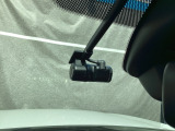 別途SDカードの購入が必要です。運転中の映像・音声などを記録して、交通事故やトラブルが起きた時の正確な状況把握に役立つドライブレコーダーが装着されています。