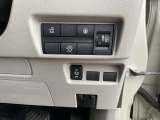 ハンズフリーオートスライドドア〈片側〉は運転席からも開閉可能。また、荷物やお子さまの抱っこで両手がふさがっていても、片足を振り入れるだけでスライドドアが開閉できます。
