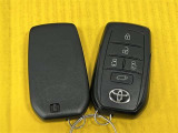 スマートキーはカバンやポケットから取り出すことなく、ドアのロックアンロックやエンジンの始動が出来ます!