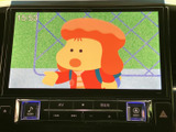 映像を大きく表示できるモニターを装備し、後席で過ごす時間にも活用できます。画面の操作部は手の届きやすい位置にまとまり、同乗者と一緒に映像を楽しみたい場面に便利です。