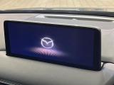 【10.25インチマツダコネクト】車内の雰囲気にマッチした大型ディスプレイ。スマホ接続でのナビ使用やBluetooth再生等、様々な機能が楽しめます。直感的なダイヤル操作が可能で、使い勝手も良好です。