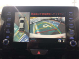 全周囲の画像が表示されます。 運転席から見づらい個所なども、上空から見たような映像で確認できます。  映像の切替もでき、後方確認だけでなく大変便利な機能です。