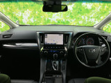 運転席からナビ画面やメーター、操作部まで確認しやすい配置です。後退時には画面表示を活用しながら周囲を確認でき、視線を移しやすい運転席まわりが日々の駐車をサポートします。