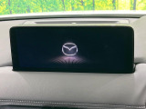 【10.25インチマツダコネクト】車内の雰囲気にマッチした大型ディスプレイ。スマホ接続でのナビ使用やBluetooth再生等、様々な機能が楽しめます。直感的なダイヤル操作が可能で、使い勝手も良好です。