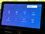 FM・AMをはじめ、BluetoothやUSBなど複数の音源を選べるメニューを表示。利用したい項目を画面から選択でき、日々の移動に合わせて音楽や情報を楽しめます。