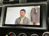 停車中にテレビ番組などの映像を楽しめるモニターを装備。画面表示も見やすく、休憩時間や待ち合わせのひとときを車内で過ごす際に便利です。車内での時間を有効にお使いいただけます。