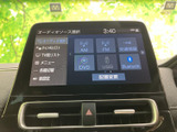 AM・FMやDVD、USB、Bluetoothなど、選択できるオーディオソースが画面に並びます。使いたい音源を一覧から選べるため、普段の音楽鑑賞やラジオ利用にも便利で、内容を確認しやすい構成です。