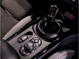 ミニ独特のゴーカートフィーリングと呼ばれる軽快なハンドリングはAT車、MT車のどちらでも楽しめます。
