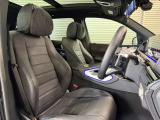 メルセデスのシートは、少し硬めに出来ておりますので、長時間の運転でも疲れにくく、安全にドライビングをお楽しみ頂けます