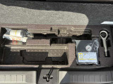 トランクルームのフタを開けると付属の車載工具がございます(^^) 必要に応じて買い足していただくことも可能です!