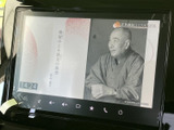 テレビ番組の映像を画面で楽しめる装備です。停車中の待ち時間にも視聴でき、音量などの基本操作は画面下部にまとまっているため、見たい番組を選びやすい構成です。
