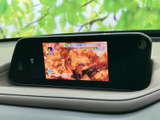画面ではテレビ番組の映像を視聴でき、停車中の待ち時間などを過ごす際にも活用できます。見やすい位置に表示されるため、同乗者との休憩時間をより楽しく演出します。