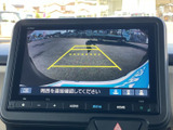 後方の様子を画面で確認でき、ガイドラインも表示されるバックモニターです。駐車時や切り返しの際に周囲を把握する目安となり、後退時の確認をサポートしてくれます。目視も併せてご利用ください。