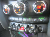 運転席・助手席にシートヒーター装備済でございます!