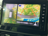 後方映像に加えて車両周辺を上から見た表示も備わり、駐車時の位置確認をサポート。画面内のガイド表示を参考にしながら、車庫入れや縦列駐車の際にも周囲を確認しやすい装備です。