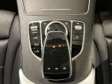 新しくなったセンターコンソールはスマートフォンを操作するような感覚でナビから車両の設定までが可能です。